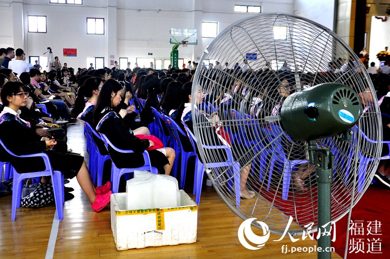 閩持續高溫局部超39℃　福州市區降塵車來回穿行