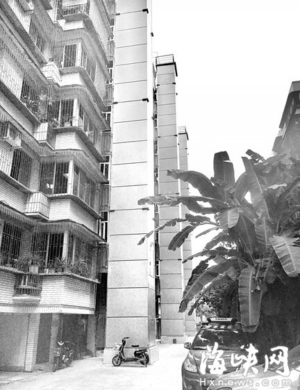 加裝的電梯將樓道全包住了，油煙出不去