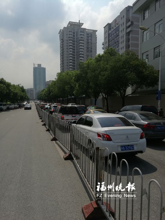 仁德路咪表車位取消設(shè)隔離護欄　三條路改為單行