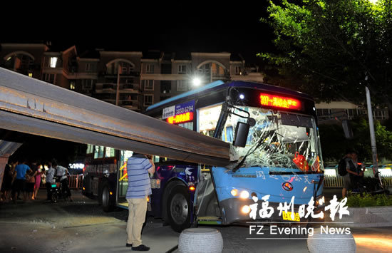 驚魂！貨車鋼材插入公交車駕駛室　一名乘客受傷