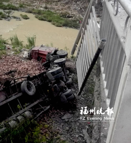 閩侯一輛大貨車失控墜橋　消防員手抬肩扛救司機