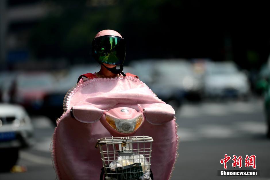 福州高溫來襲多地超40℃　民眾“全副武裝”出行