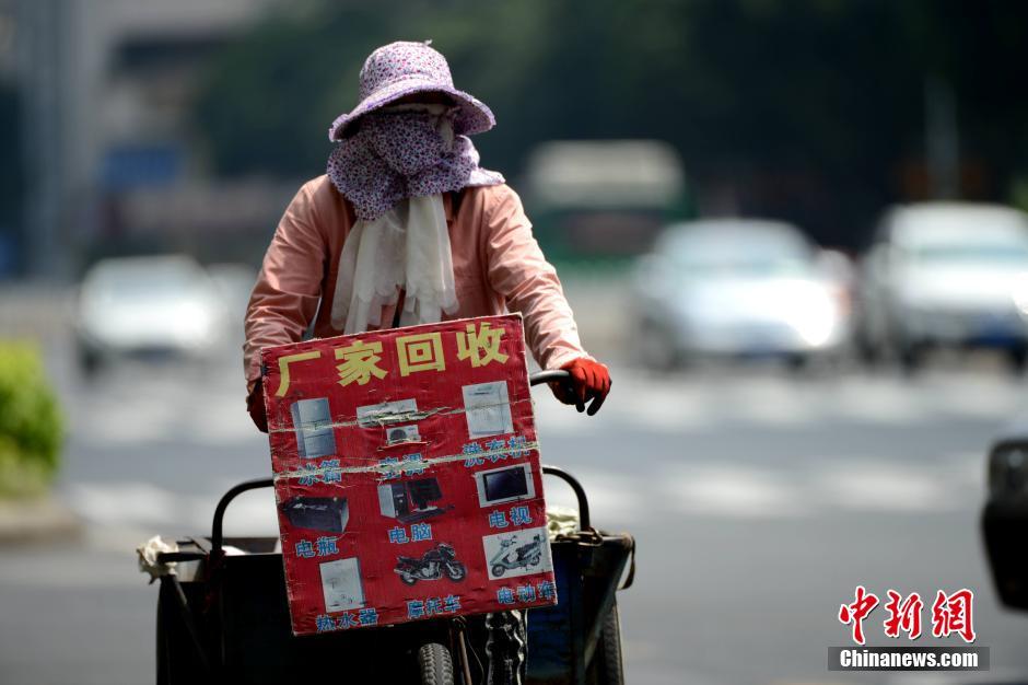 福州高溫來襲多地超40℃　民眾“全副武裝”出行