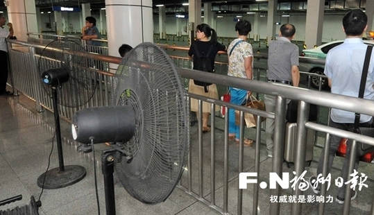 大型風(fēng)扇配冰塊　火車站北廣場的士停靠點變涼快