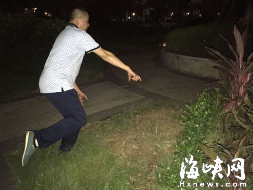 李國祥比劃說，當(dāng)時(shí)他一個(gè)飛撲，摁翻了逃竄的搶匪