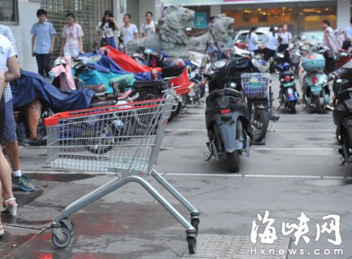 五四路一家超市前，購物車被隨意扔在路邊