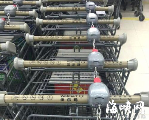 沃爾瑪超市，購物車被鎖在一起，投幣才能開鎖