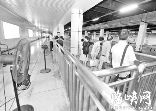 火車站北廣場地下打車點(diǎn)，已增設(shè)多臺(tái)大風(fēng)扇，增強(qiáng)通風(fēng)緩解悶熱
