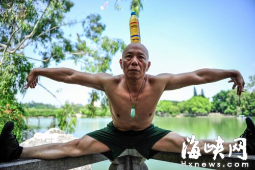 老林頭頂水瓶在西湖公園晨練