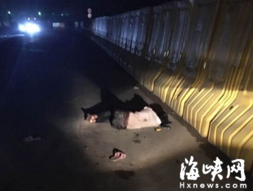 女子蜷縮著倒在路邊，倆90后將電動車車燈照在她身上，提醒過往司機注意 