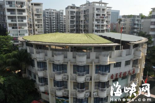 幼兒園樓頂違章遮陽篷基本搭起來了
