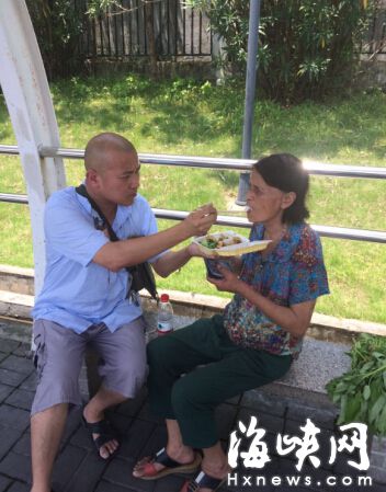 好心司機黃磊喂老人吃飯（讀者供圖）