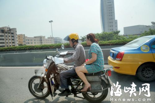 摩的帶女乘客闖高架橋