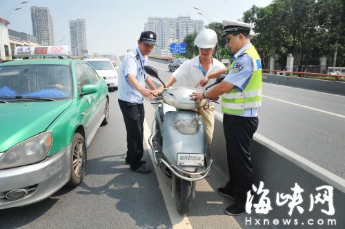 福州交警對違規者進行處罰
