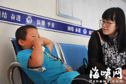 在派出所，海都記者一直陪著小峰聊天