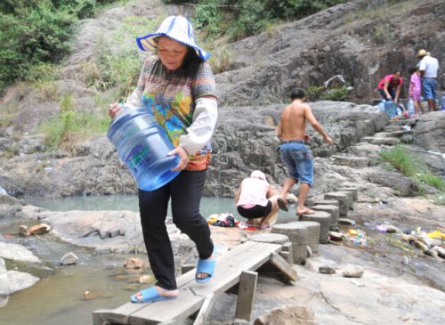 附近居民步行半小時，到鱔溪取水