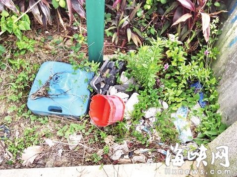 農(nóng)大沙灘旁綠道，有市民隨手扔垃圾