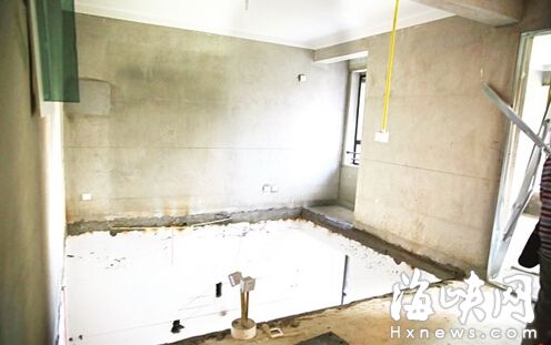 二樓地板被掏空，業主憂心影響承重