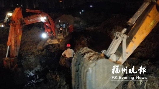 橫嶼施工惹禍東區水廠主干管爆裂　工人連夜搶修