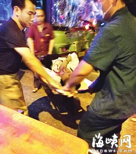 眾人救護受傷乘客