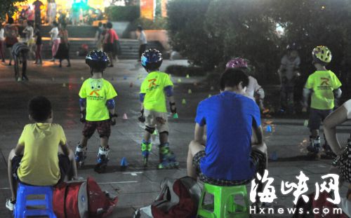 西湖公園晨曦廣場的通道，原先被占為輪滑培訓場