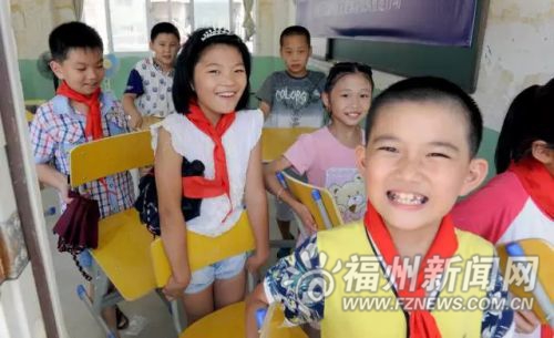 愛心企業(yè)向閩清受災(zāi)小學(xué)捐助50套課桌椅 確保9月開學(xué)