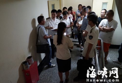檢查人員處罰在省立醫院樓道里抽煙的人，圍觀者也紛紛譴責抽煙的人