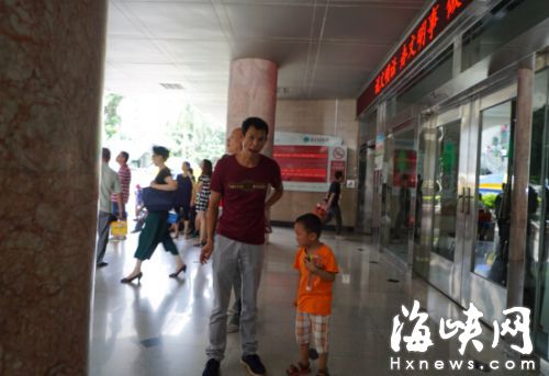 在省立醫院，父親當著兒子的面抽煙