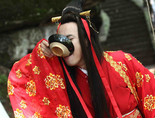 組圖：沈騰變身東方不敗 身披大紅袍舉杯豪飲