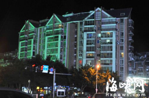 強光打在對面小區臨街居民樓上，住戶不堪其擾