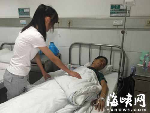 唐艷在醫院照顧父親