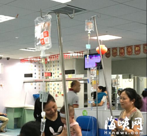 入夏后，得病毒性腦炎的小孩有所增加，省婦幼保健院掛瓶患者增多，床位緊缺