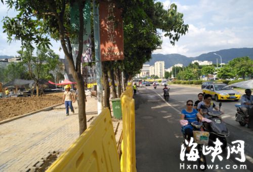 人行道被占，不少電動車騎進機動車道