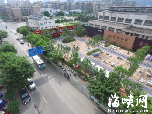 魯能公館售樓部前已有大片空地，卻仍要圈占近400米人行道