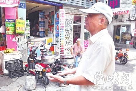 老人進(jìn)門(mén)咨詢才幾分鐘，電動(dòng)車(chē)就沒(méi)氣了