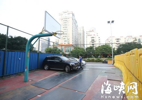 公益路一球場，大片被圍擋起來，還鋪上了鋼板，供車輛進(jìn)出