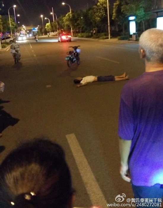 男子躺路上老人指揮車輛繞行　網友為熱心人點贊