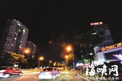 倉(cāng)山萬(wàn)達(dá)晚上十點(diǎn)后燈關(guān)了，對(duì)面樓明顯暗了