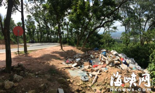 鼓山盤山公路旁堆了成堆的建筑垃圾