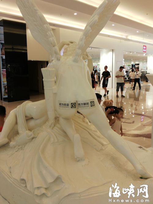 不少小朋友在雕塑前嬉戲