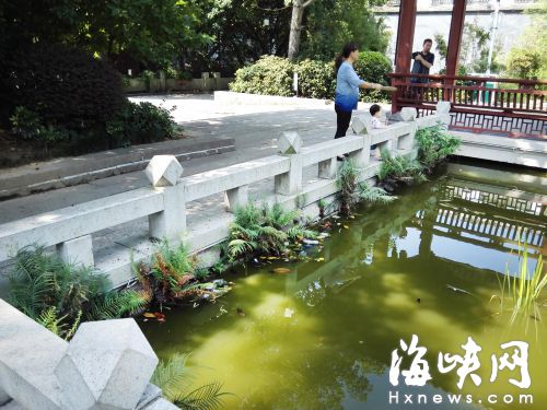 食客把垃圾扔到水池里