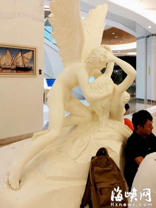 有顧客坐在雕塑旁休息