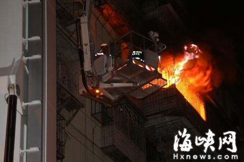 火焰從陽(yáng)臺(tái)躥出