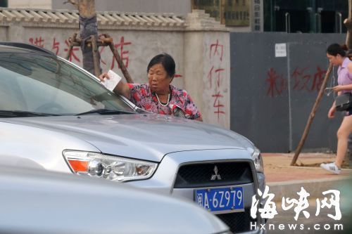 在交警貼罰單后，老婦偷偷撕掉罰單