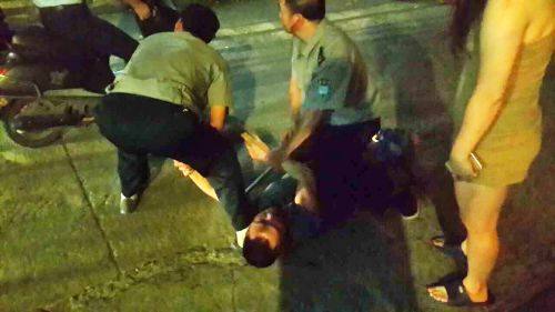  夏運康（中）和同事將男子按倒（保安供圖）