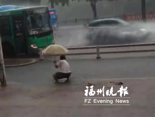 依伯暴雨中徒手清排水口被路人拍下　獲網友點贊