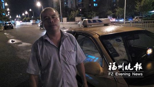 騎手闖機(jī)動車道被撞受傷　過路的哥“下客”送醫(yī)