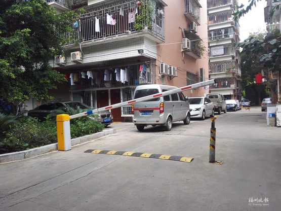 嘉福小區停滿車生病依姆被堵家中　城管將拆地鎖
