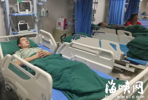 受傷的福州消防支隊鼓樓大隊中士周文峰正在省立醫院救治
