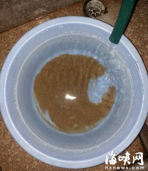 自來(lái)水里有沙（讀者供圖）